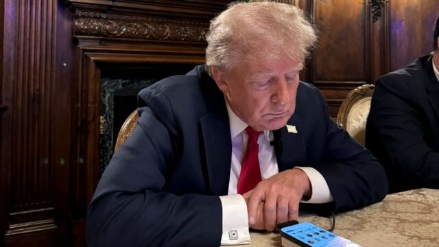 Trump bromea sobre la migración ilegal: "Me salvó la vida"