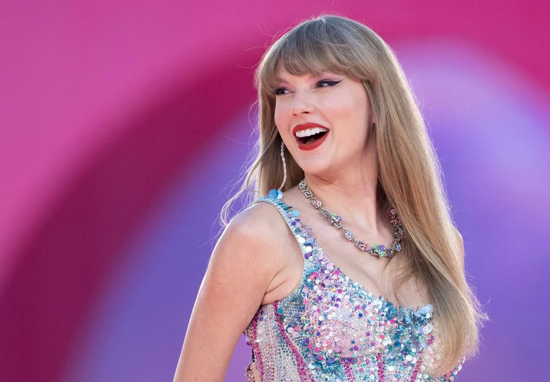 Taylor Swift revela portada de The Life of a Showgirl