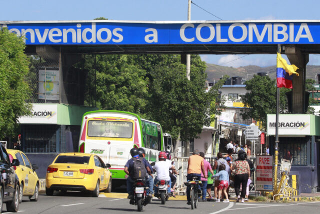 Gobierno de Colombia volverá a administrar permisos para el transporte terrestre con Venezuela