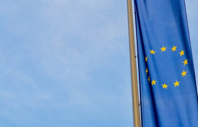 La UE "lamenta" los aranceles de EE UU y dice que responderá "con firmeza" si se le aplican