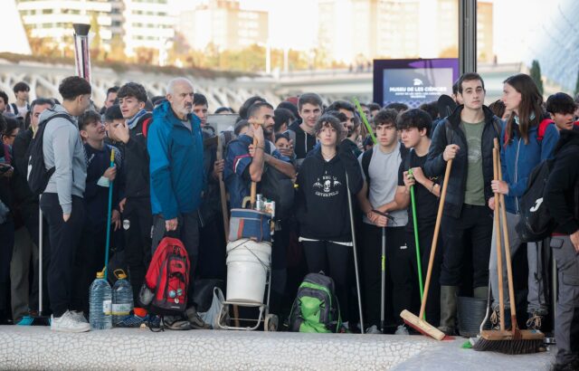 La solidaridad ciudadana con Valencia se multiplica mientras sigue la búsqueda de víctimas