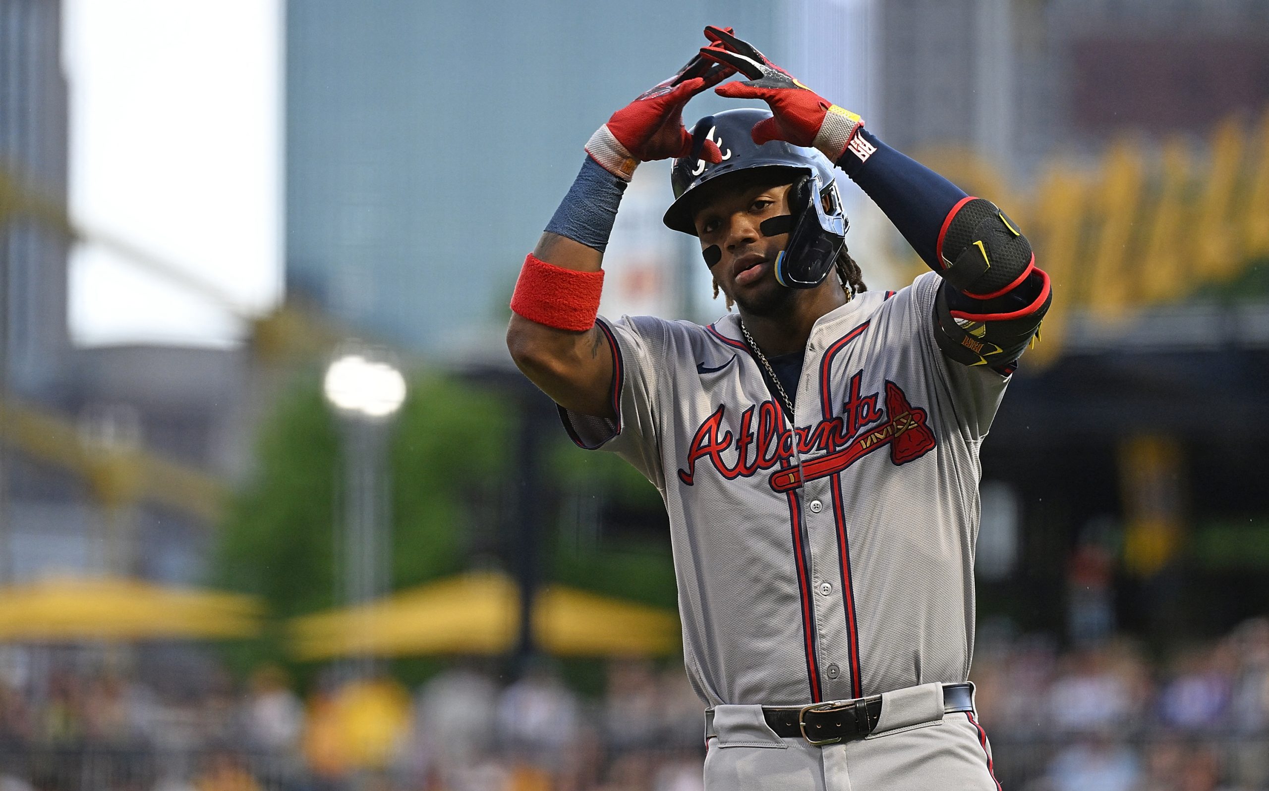 Ronald Acuña Jr. se lastimó la pierna izquierda y entró en la lista de lesionados