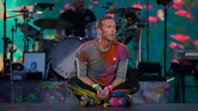 Chris Martin, vocalista de Coldplay, sufrió una aparatosa caída en el escenario