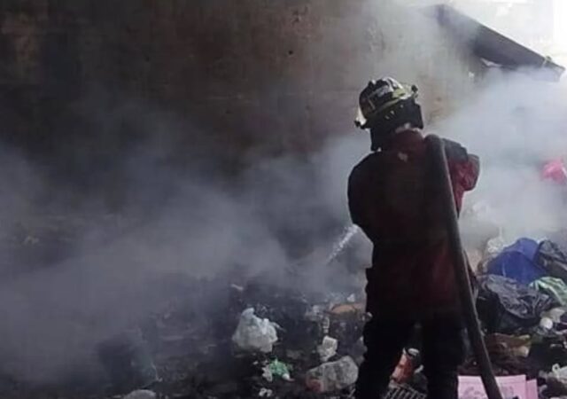 Hallan cadáver calcinado durante incendio en basurero en Caracas