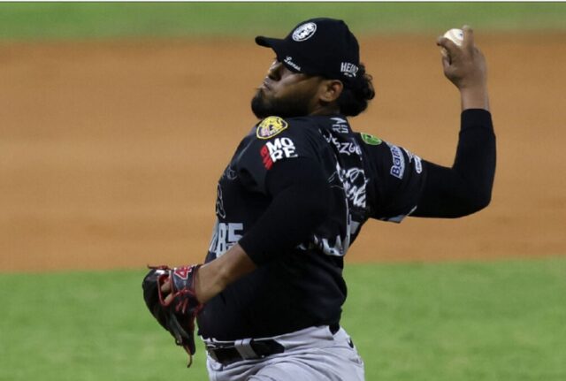 Leones venció a Tiburones en medio de una trifulca
