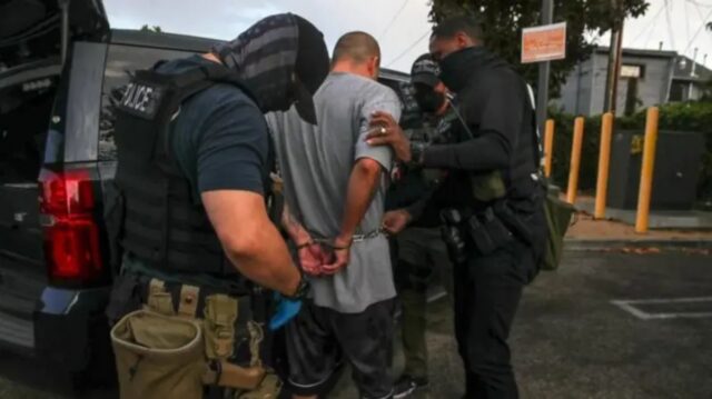 Alcalde de Nueva York dispuesto a cooperar para deportar a migrantes con delitos