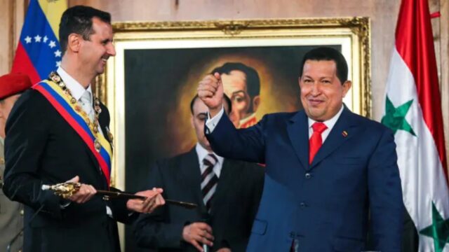 El día que Chávez le otorgó una réplica de la espada de Bolívar a Bashar al Assad