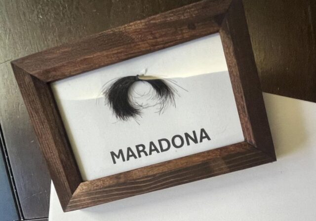 Subastan mechón de pelo de Diego Maradona ¿Cuánto vale?