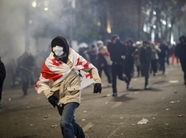 Policía disuelve otra protesta opositora en Georgia