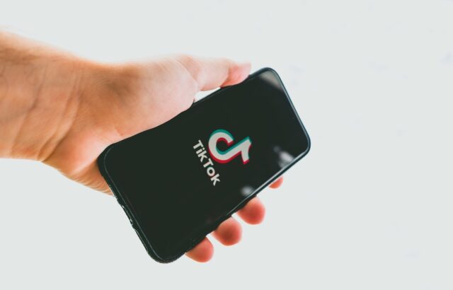 "Coyotes" burlan medidas migratorias de Trump ofreciendo sus servicios por TikTok