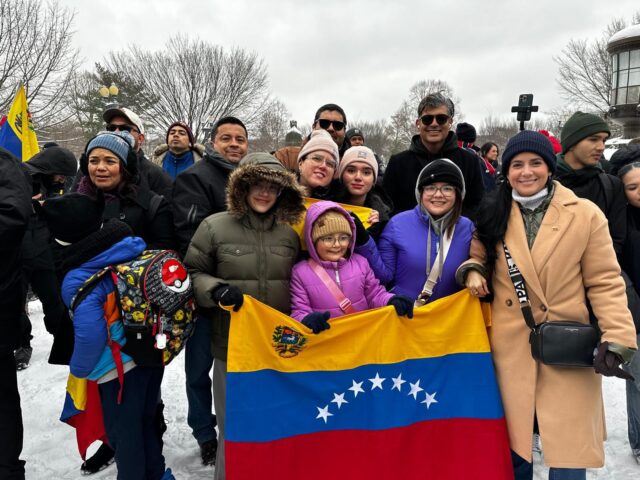 Venezolanos en Washington reciben con entusiasmo a Edmundo González