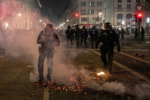 Cinco muertos y un policía gravemente herido en Alemania por accidentes con fuegos artificiales en Año Nuevo