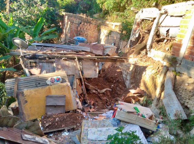 Joven de 17 años muere tras derrumbe de viviendas en Caricuao