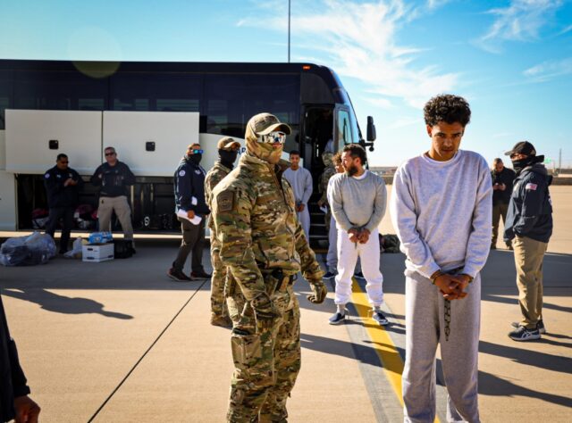 Migrantes presentan demanda para frenar traslado a Guantánamo