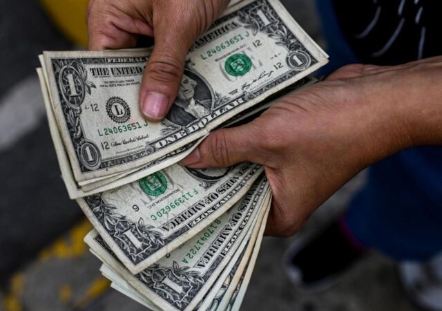 Dólar oficial aumenta levemente, mientras el paralelo supera los 90 bolívares