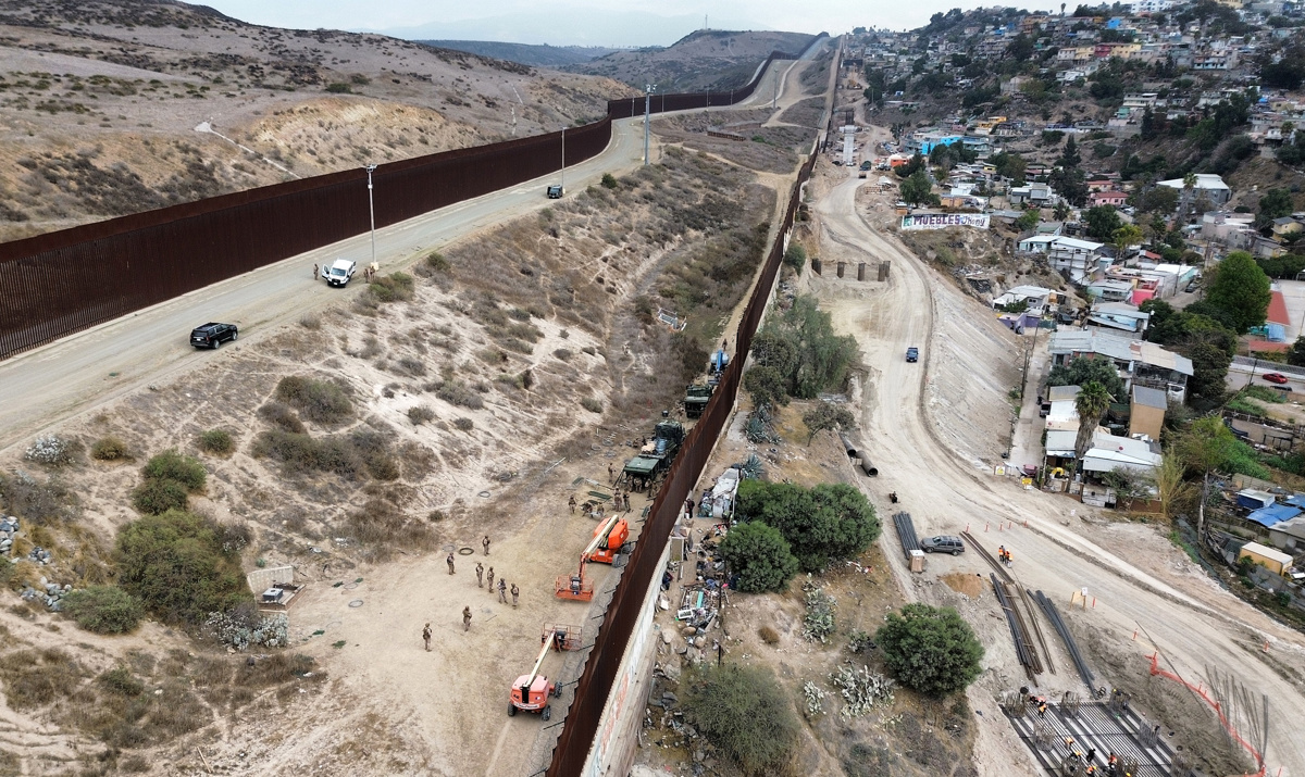 EEUU refuerza con alambres de púas el muro fronterizo en la ciudad mexicana de Tijuana