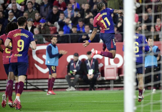 El Barcelona golea al Sevilla y presiona al Real Madrid y al Atlético en la lucha por LaLiga