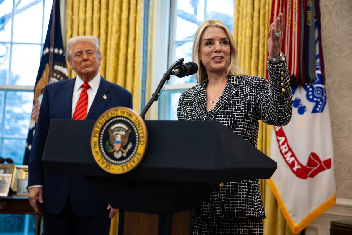 El presidente de Estados Unidos, Donald Trump, observa a Pam Bondi pronunciar un discurso tras ser juramentada como fiscal general, el 5 de febrero. Foto: EFE