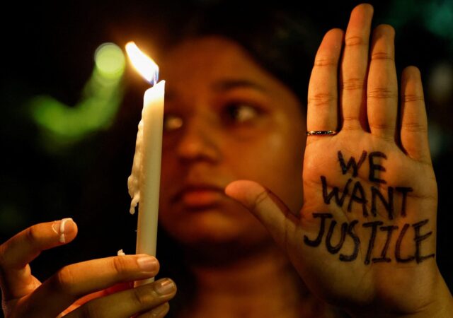 Tres profesores detenidos por violar en grupo a una adolescente en India