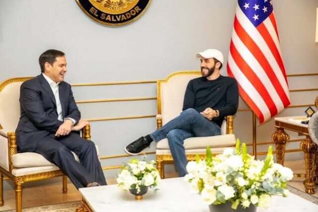 Marco Rubio llega a El Salvador para dialogar sobre acuerdo migratorio con Bukele