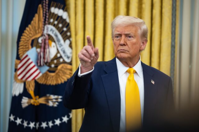 Estados Unidos obligará a más empresas a dejar de operar en Venezuela, según Bloomberg