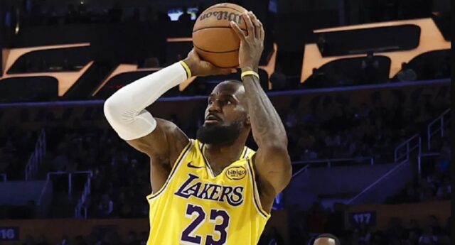 LeBron James ejerce su opción de jugador y renueva con Lakers
