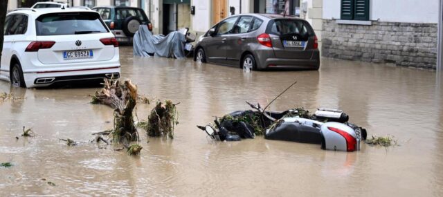 Destrozos y cientos de personas evacuadas dejan inundaciones en el centro de Italia