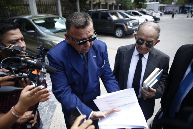 Presentan 30 demandas de amparo por migrantes venezolanos deportados a El Salvador