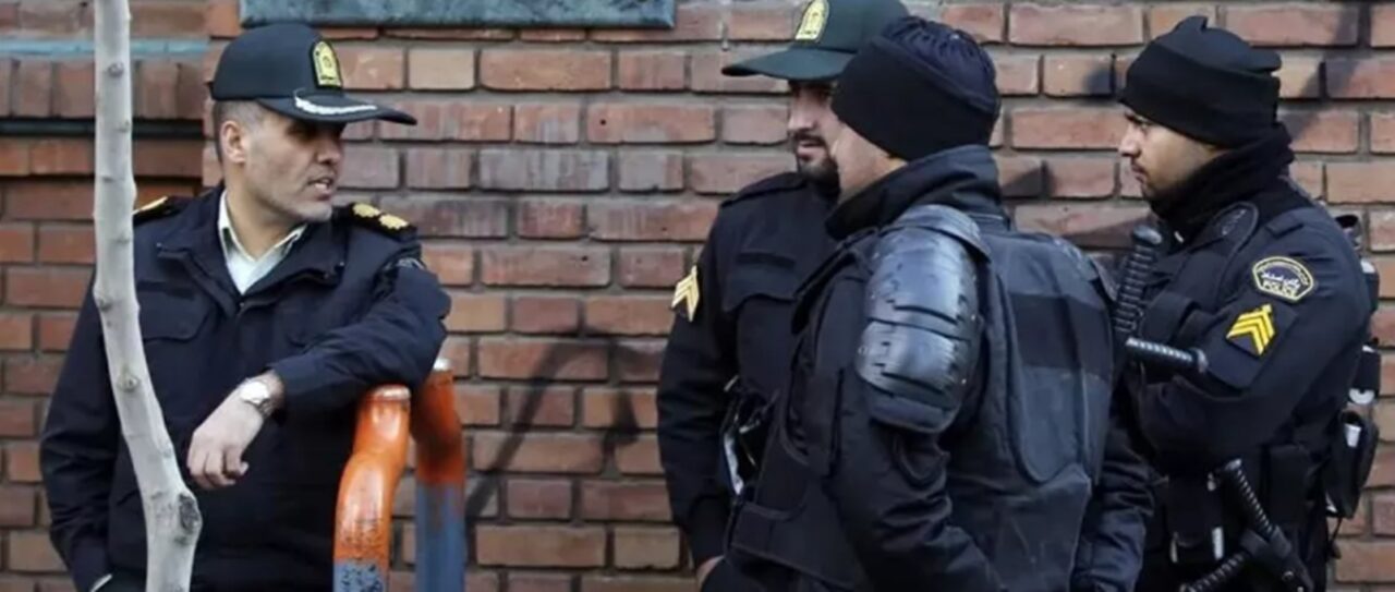 policías iraníes en Teherán