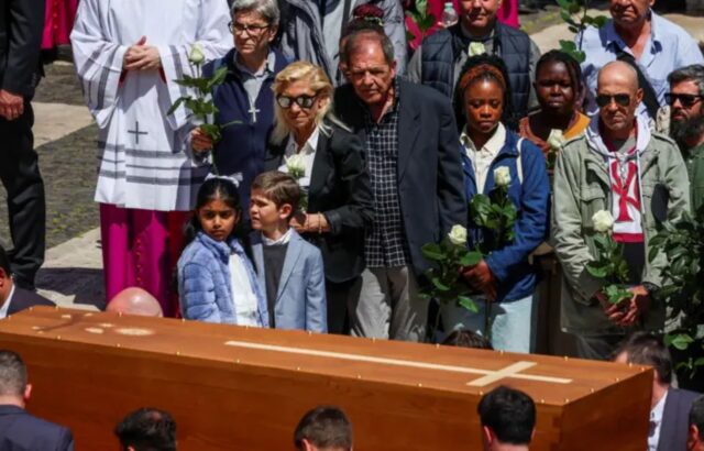 Mendigos, migrantes, presos y transexuales: los invitados especiales que recibieron al papa Francisco en su última morada