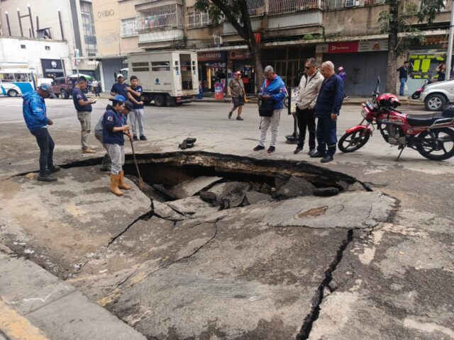 Hundimiento en la avenida Francisco Solano causa cierre parcial en la vía