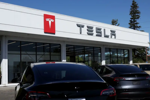 Accionistas de Tesla presentaron una demanda colectiva contra la compañía por sus robotaxis