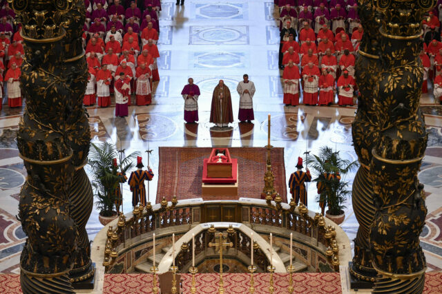 Caos en velorio del papa Francisco: expulsiones, selfies irrespetuosas, gritos y desacato de protocolo
