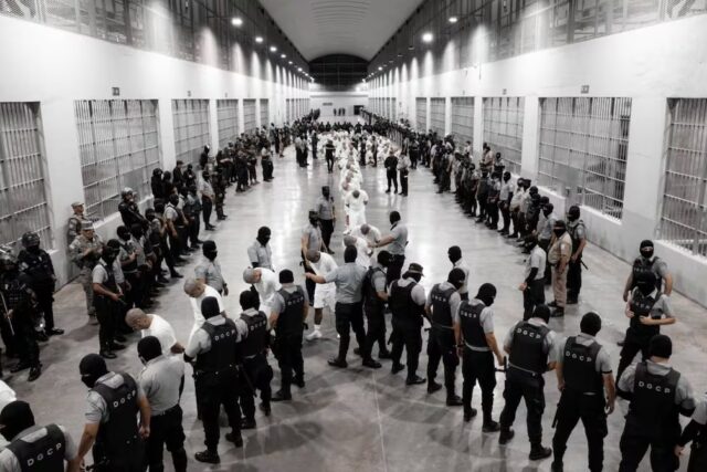 Unos 140 de colombianos están detenidos en El Salvador, según el gobierno de Petro
