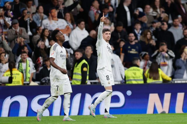Un gol "in extremis" de Valverde mantiene al Real Madrid con vida en Liga