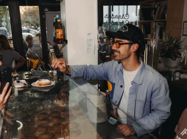 Joe Jonas visita una panadería venezolana en Miami y regala pasteles a sus fans