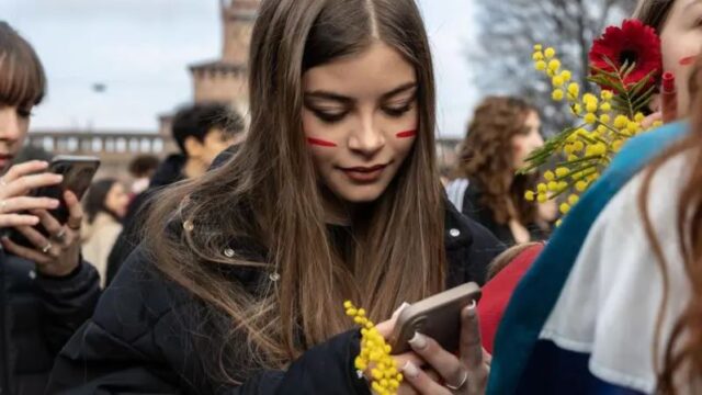 "No he conocido a ningún adolescente que diga: 'Nos encantan los teléfonos, son buenos para nosotros'": Jonathan Haidt, autor de "La generación ansiosa"