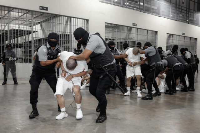 Jueza de EE UU bloquea deportación de un centenar de migrantes venezolanos a El Salvador