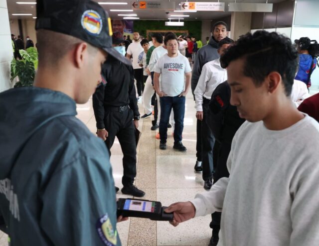 Llegaron al país otros 168 migrantes venezolanos repatriados desde EE UU
