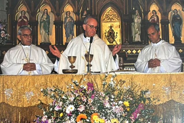 La historia de la foto que muestra a los papas Francisco y León XIV juntos, en una iglesia de Buenos Aires