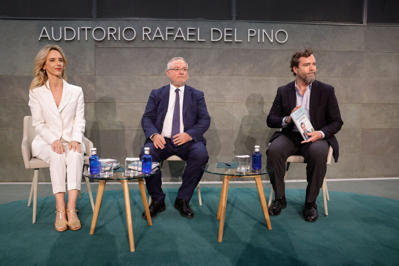 Espinosa de los Monteros presenta su nuevo libro