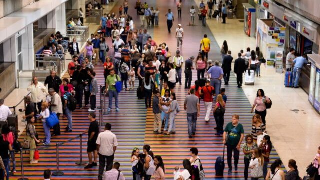 Más de 4.000 pasajeros afectados por suspensión de vuelos entre Colombia y Venezuela