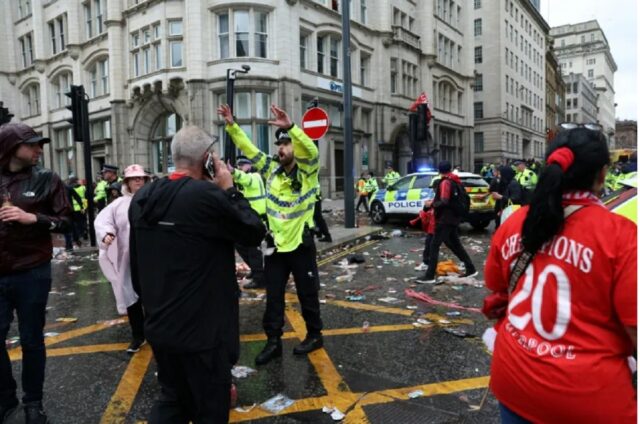 Conmoción en Reino Unido por atropello masivo en celebración del Liverpool FC