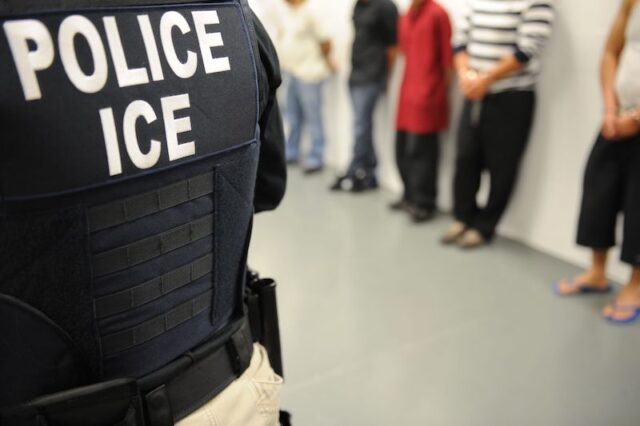 Denuncian condiciones en que están detenidos inmigrantes en edificio federal en Nueva York Denuncian condiciones en que están detenidos inmigrantes en edificio federal en Nueva York