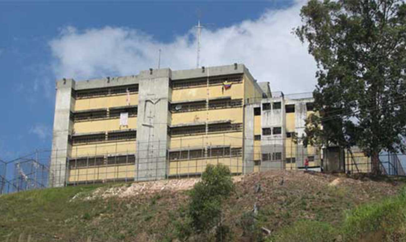 Cover image for Excarcelan a 51 militares de Ramo Verde por casos menores y al preso político Reinaldo Finol