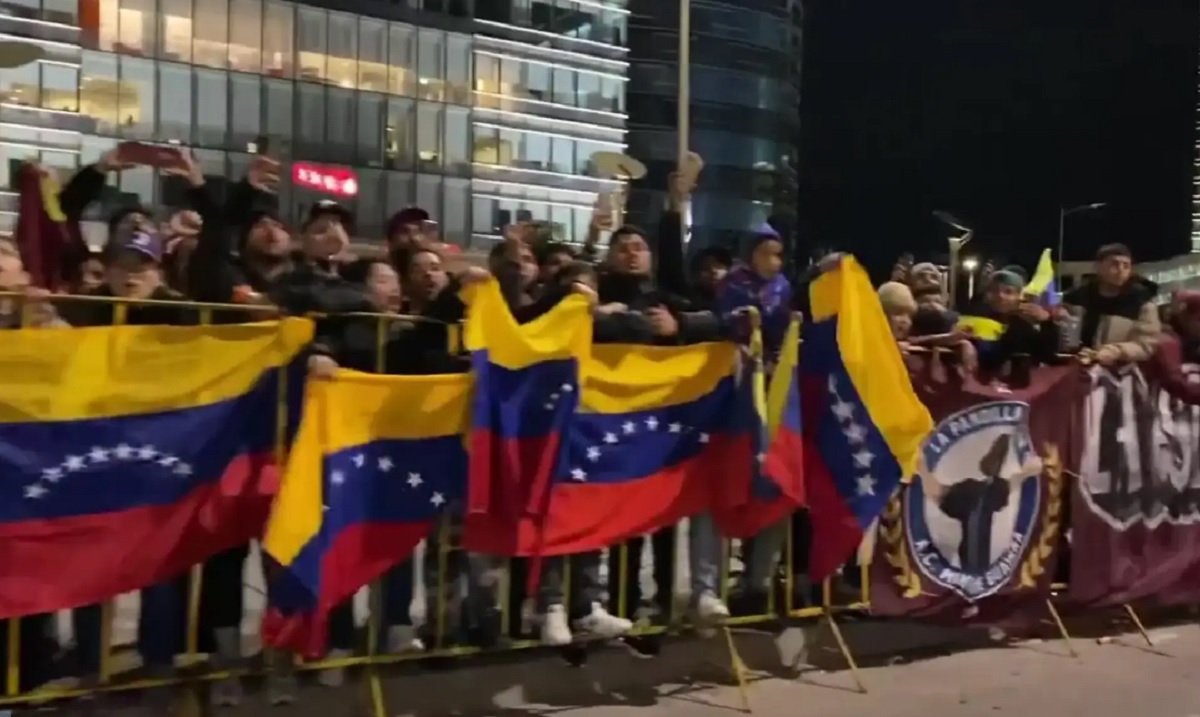 Los jugadores de la Vinotinto firmaron autógrafos para los hinchas Foto Archivo