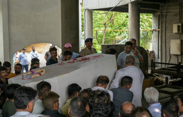 Familiares empiezan los funerales de las víctimas del accidente de Air India