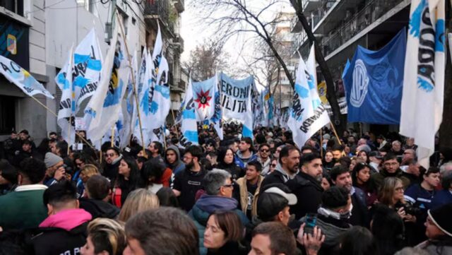 Protestas en Buenos Aires tras condena a Cristina Fernández