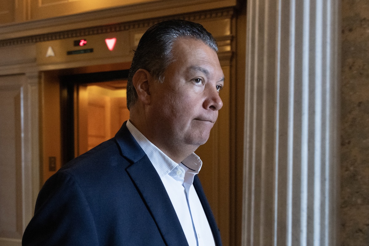Senador por California removido a empujones de conferencia del Gobierno Trump por redadas