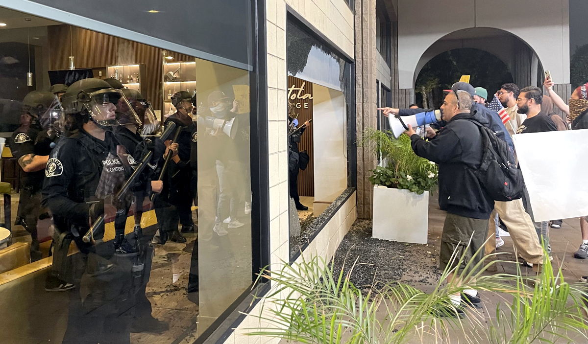 Protestas en Los &Aacute;ngeles se trasladan a hoteles donde se alojan los agentes migratorios